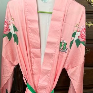 Above knee Robe that is S E X Y! It’s belted w a Green band around the bottom!